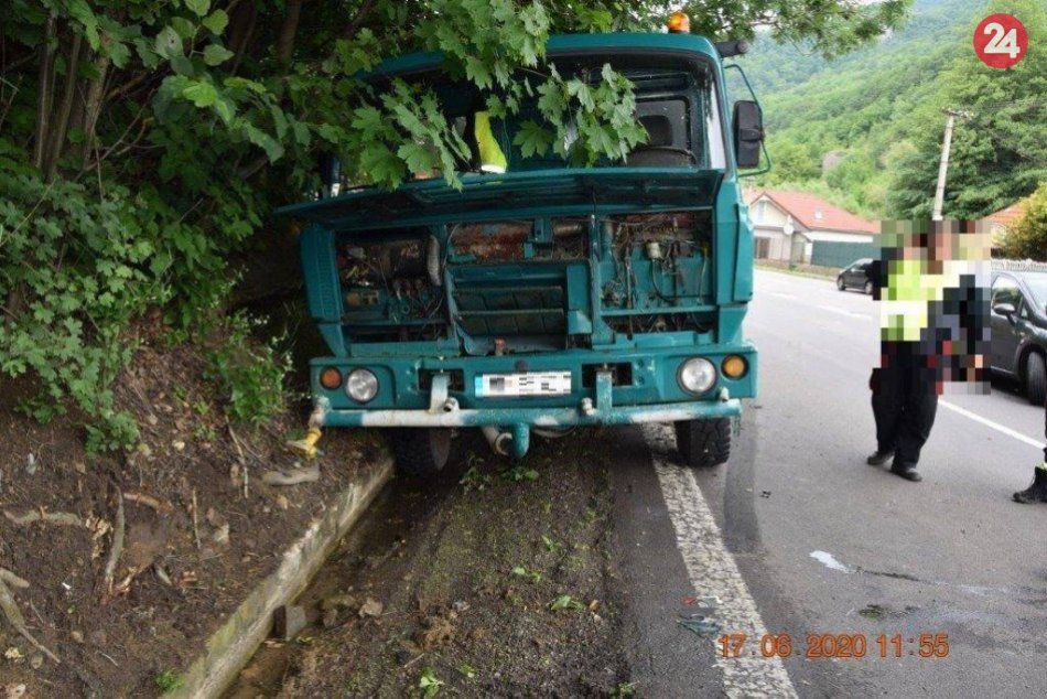 V OBRAZOCH: Nehodu 3 áut pri Bystrici zapríčinil smäd jedného z vodičov