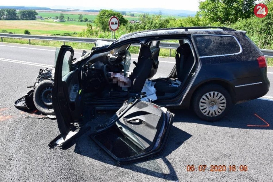 V OBRAZOCH: Čelná zrážka na juhu Slovenska, vodič je vážne zranený