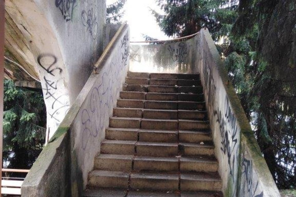V OBRAZOCH: Mesto rieši havarijný stav schodiska a bezbariérovej rampy