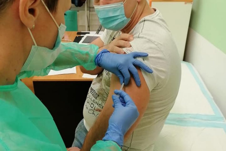 V OBRAZOCH: Očkovanie zdravotníkov proti COVID-19 v detskej nemocnici