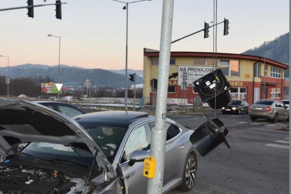 Nehoda na Partizánskej ulici: Odniesli si to dve autá a semafor