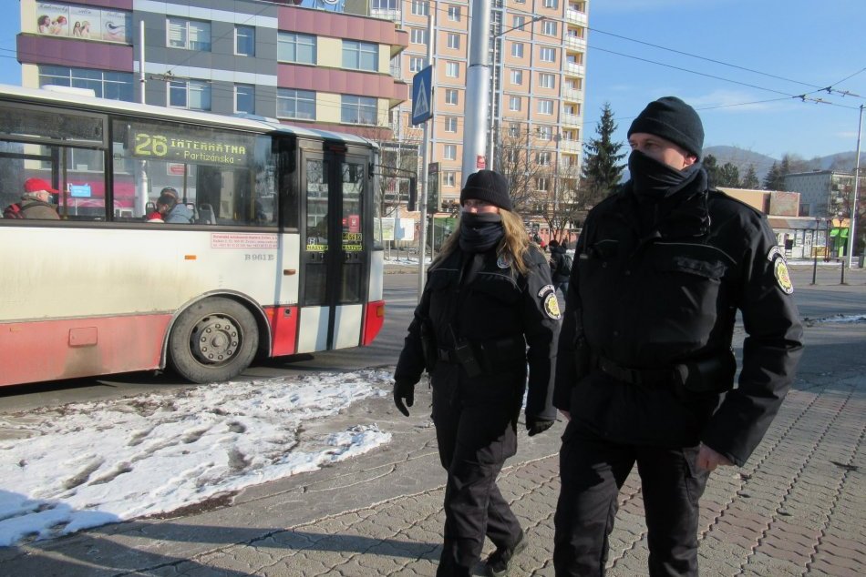 V OBRAZOCH: Mestskí policajti v Bystrici kontrolujú protiepidemické opatrenia