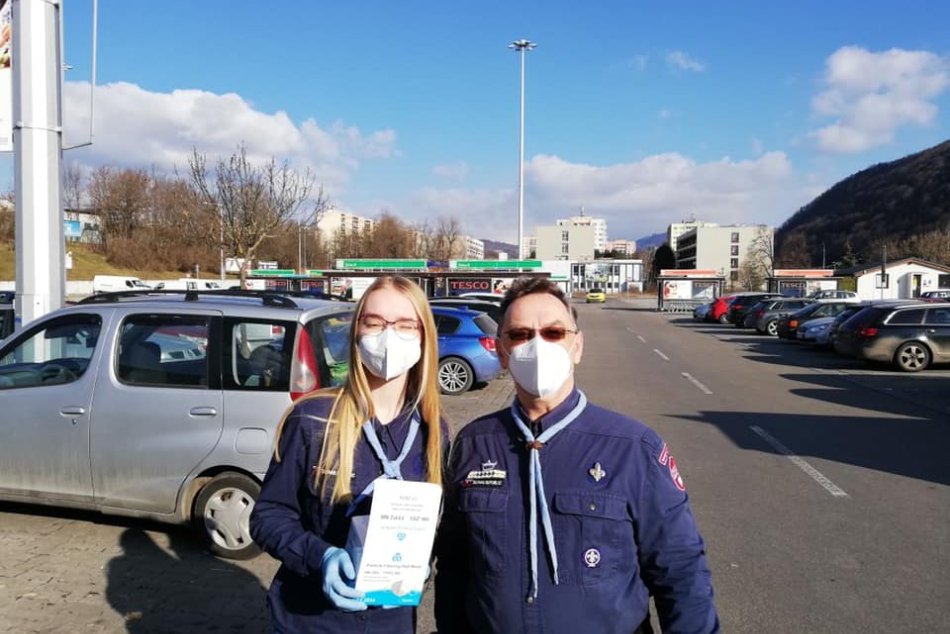 V OBRAZOCH: V Bystrici rozdávajú respirátory už aj dobrovoľníci