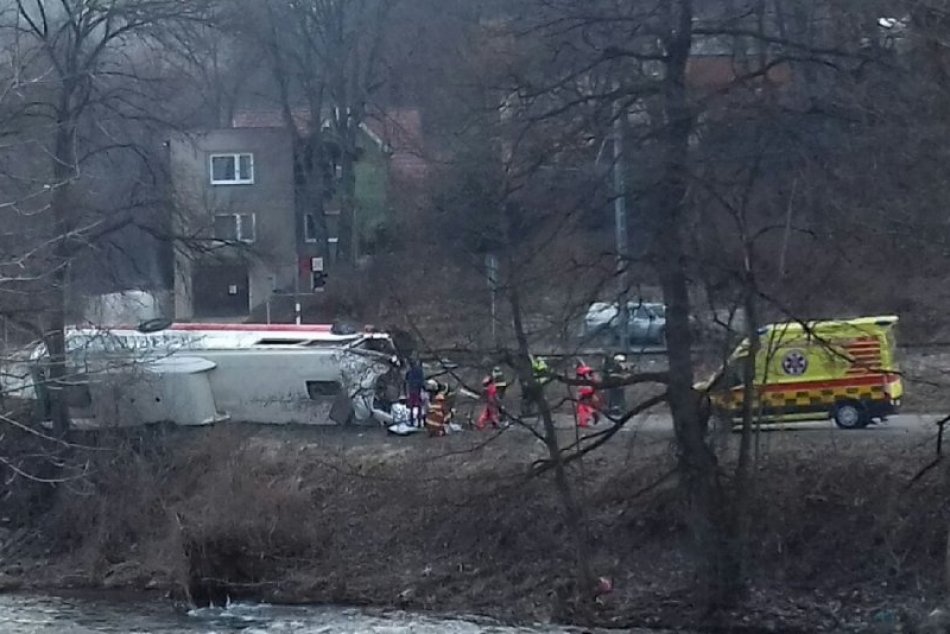 V OBRAZOCH: Zábery z miesta nehody vlaku s autobusom v Iliaši