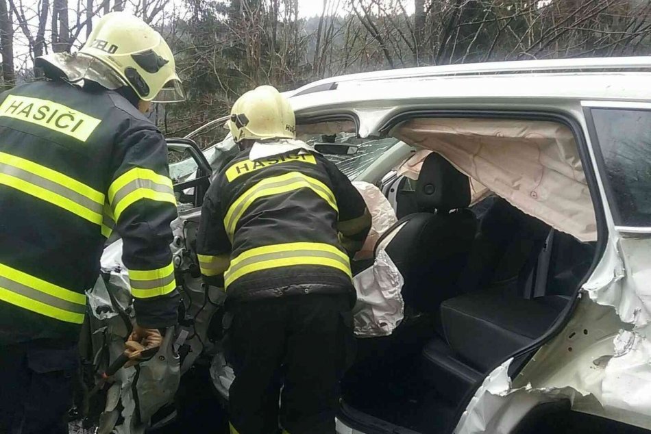 V OBRAZOCH: Zrážka kamióna a osobného auta neďaleko Bystrice