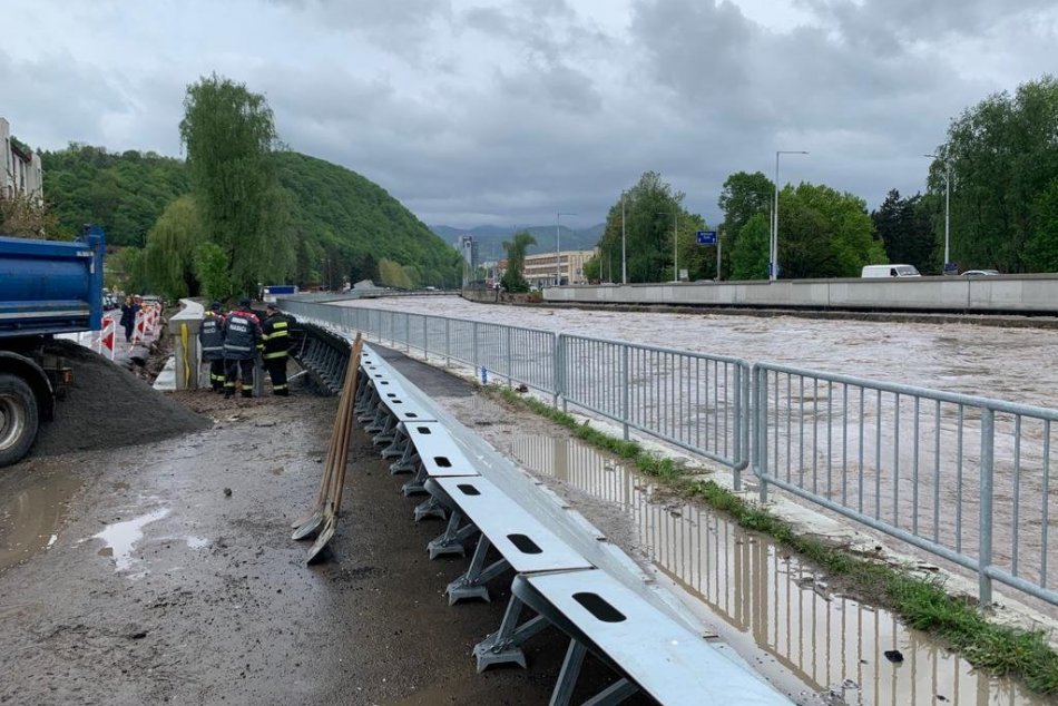 V OBRAZOCH: Hladina Hrona stúpala, v Bystrici postavili protipovodňové bariéry
