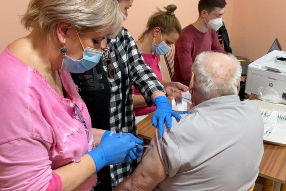 V OBRAZOCH: Výjazdový vakcinačný tím zaočkoval tisíce klientov DSS