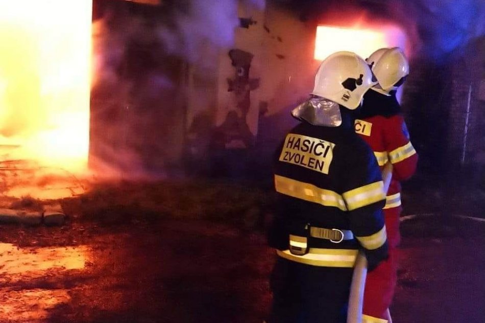 V OBRAZOCH: Požiar skladovej haly vo Zvolene